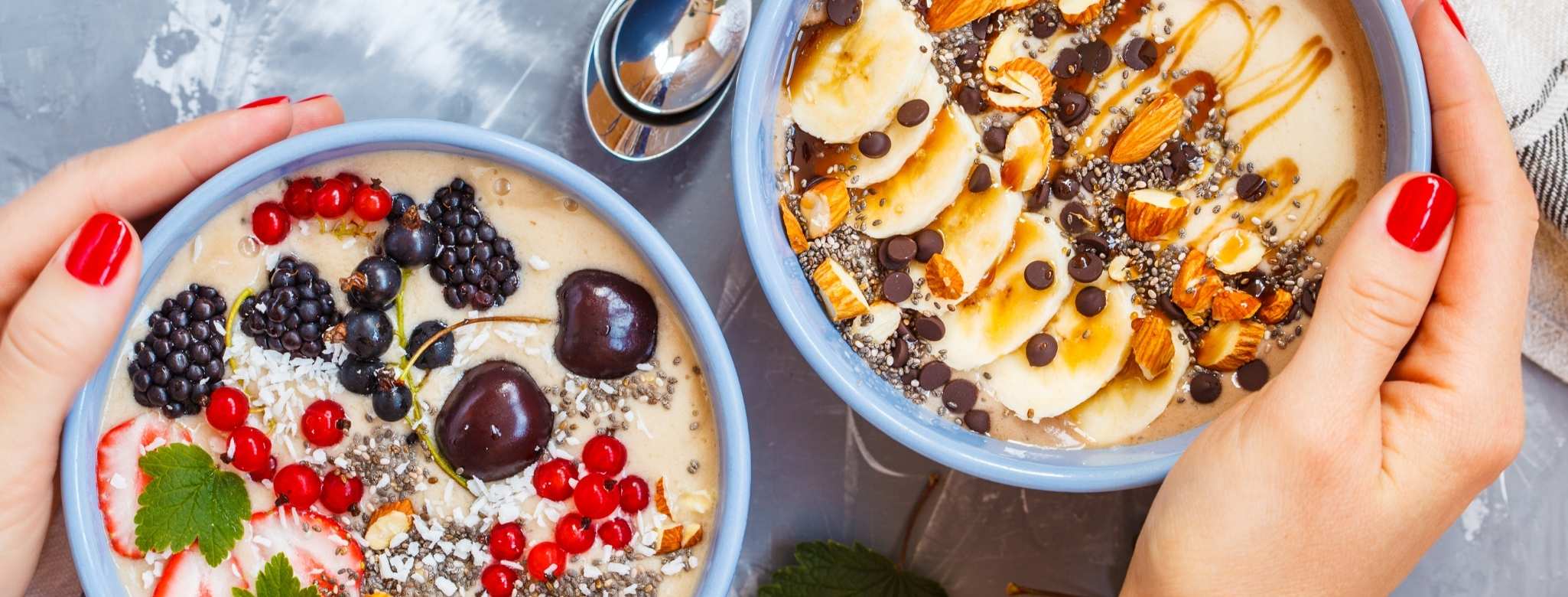 Smoothie bowl s datlovou pastou Farm.inc. Recept na smoothie bowl. Smoothie miska.