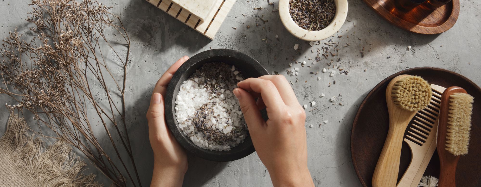 Lupénka ve vlasech dospělého člověka: ukázka, jak psoriáza vypadá. Suchá pokožka hlavy. 