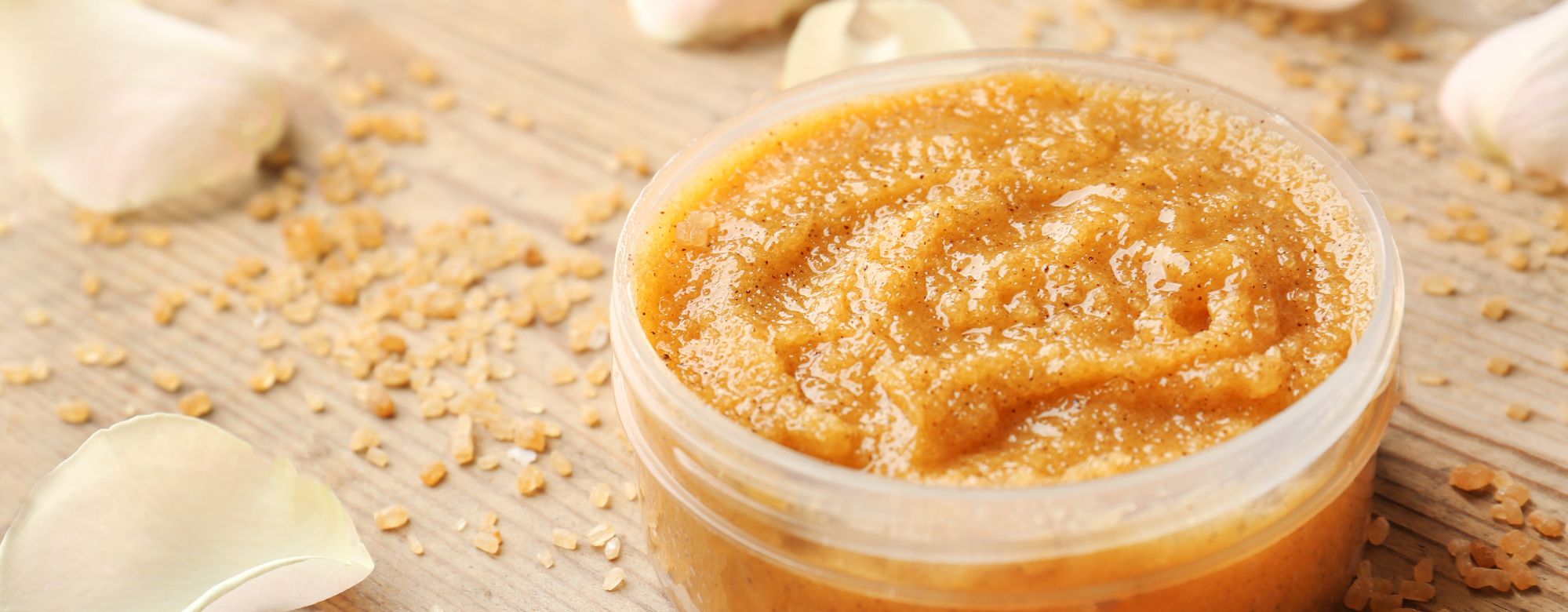 Matka s dítětem. Dítě s lupénkou ve vlasech. Psoriáza na hlavě u dítěte.